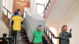 Nhân viên dịch vụ chuyển nhà trọn gói Kiến Vàng vận chuyển tủ an toàn