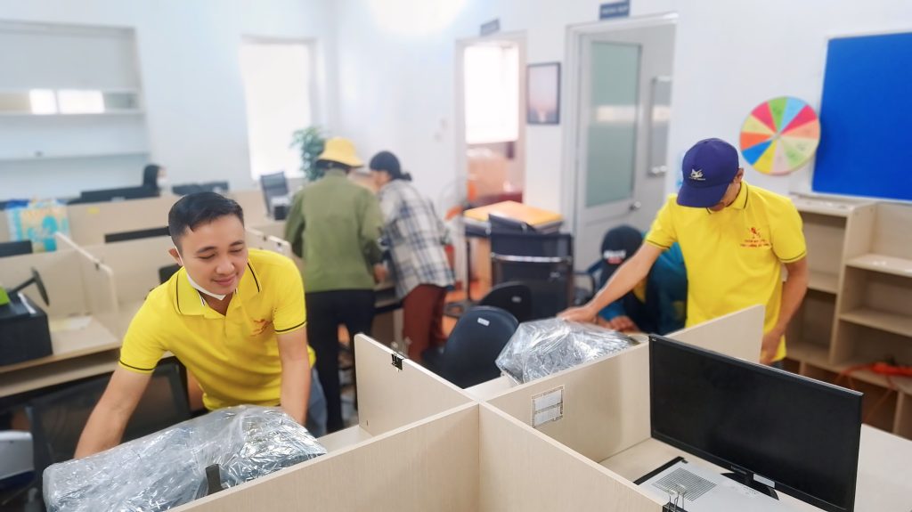 Dịch vụ chuyển nhà trọn gói giúp khách hàng tiết kiệm thời gian một cách hiệu quả nhờ quy trình chuyên nghiệp, đội ngũ nhân lực dày dạn kinh nghiệm và phương tiện hiện đại. Tất cả khâu đóng gói, vận chuyển và sắp xếp được thực hiện nhanh chóng, đảm bảo công việc gia đình và cá nhân không bị gián đoạn.