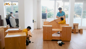 Đội ngũ nhân viên dịch vụ chuyển văn phòng trọn gói hỗ trợ lắp đặt và sắp xếp đồ đạc tại văn phòng mới