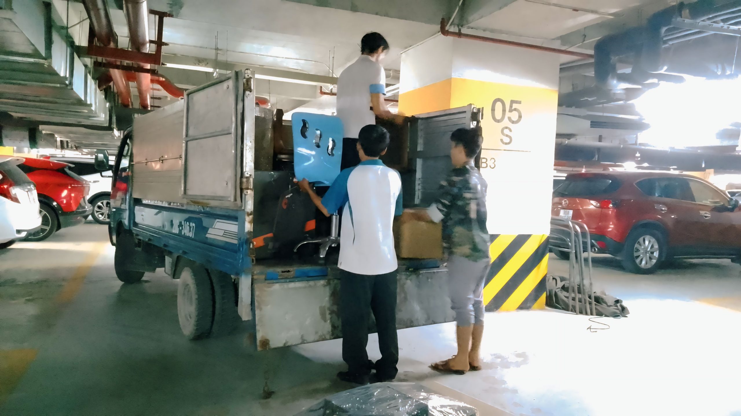 Vận chuyển đồ đạc ra xe tải chuyên dụng của dịch vụ chuyển nhà chung cư.