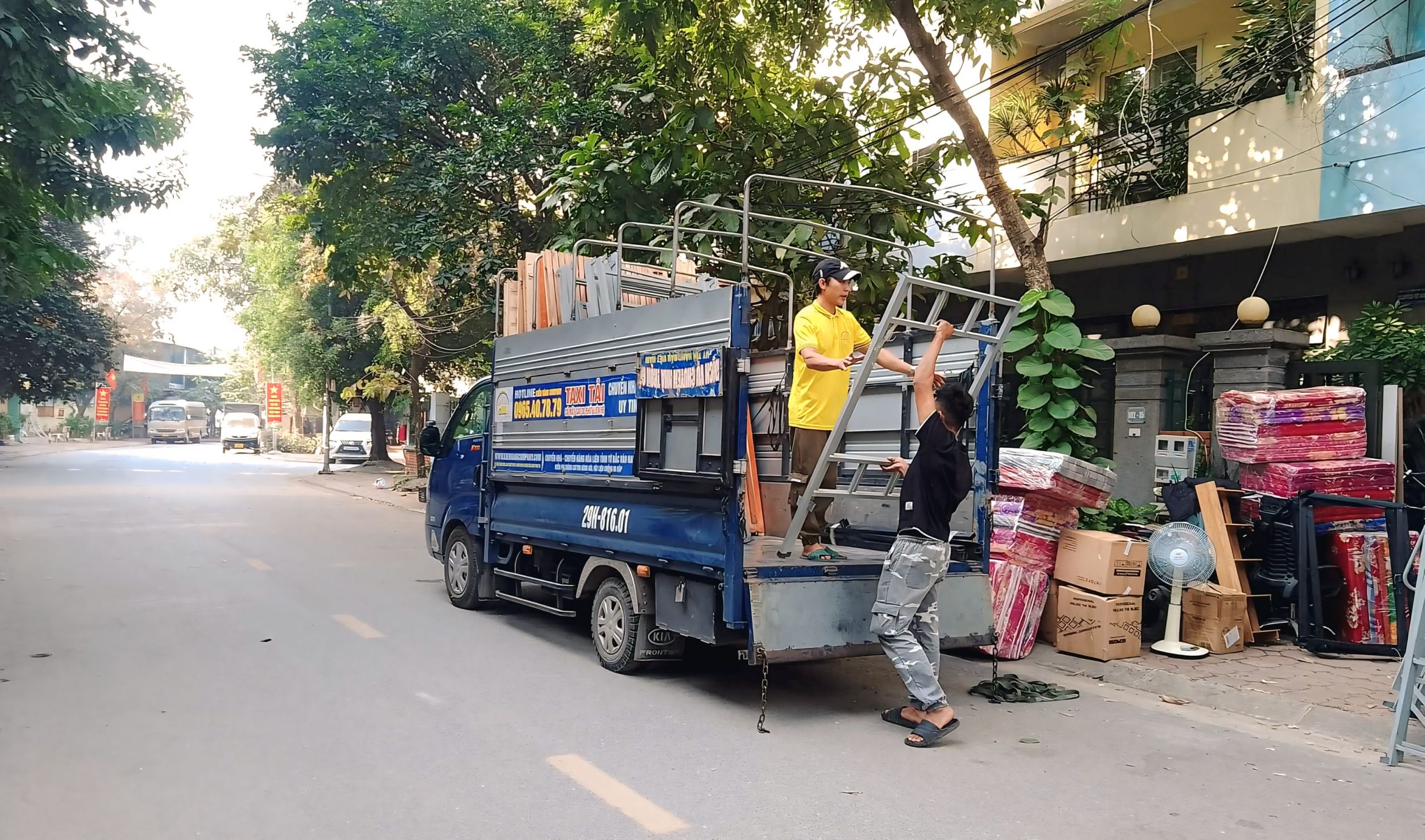 Nhân viên đang vận chuyển đồ đạc cho khách hàng tại quận Ba Đình, trong dịch vụ vận chuyển nhà trọn gói chuyên nghiệp, phục vụ 24/7.