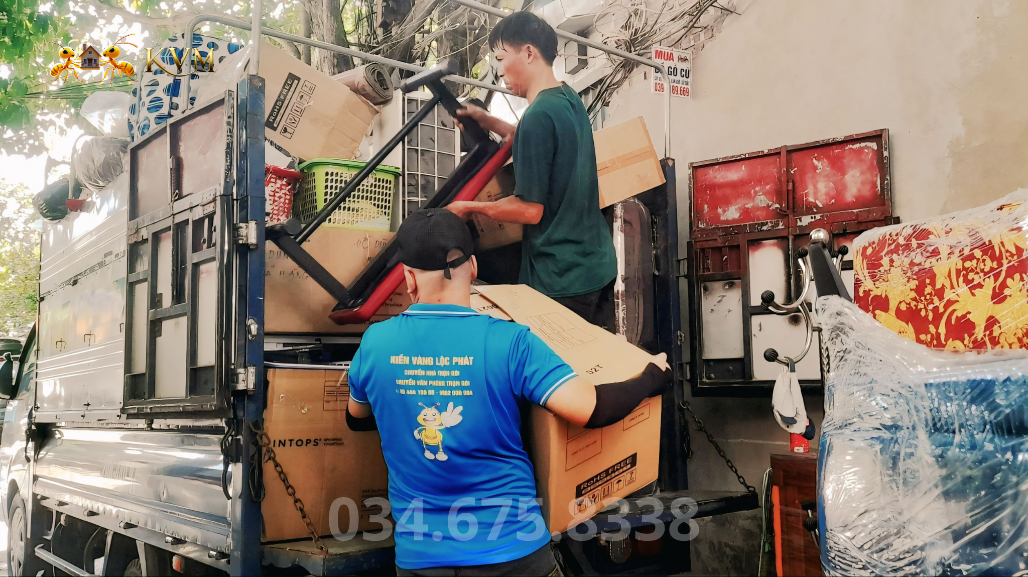 Nhân viên Chuyển Nhà Thủ Đô bốc xếp đồ đạc nhanh chóng và an toàn lên xe, tránh việc ùn tắc và ảnh hưởng đến khu phố.